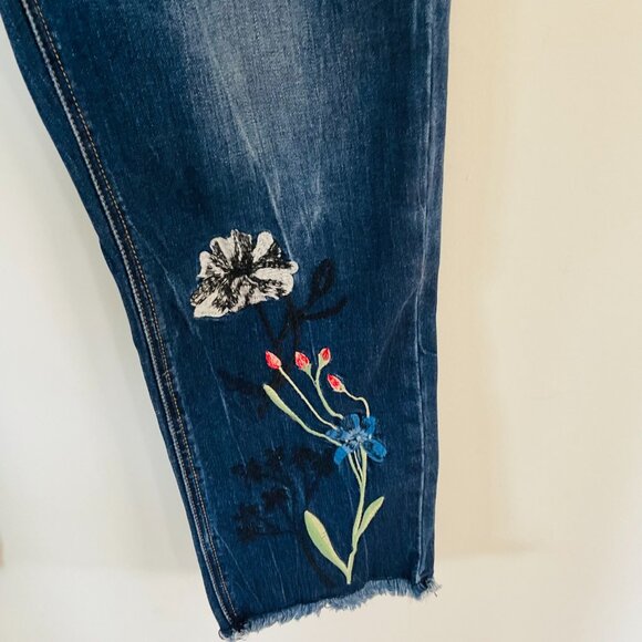 MAX JEANS Women's Straight Short Cropped Jeans EUC Size 10 - Picture 9 of 9